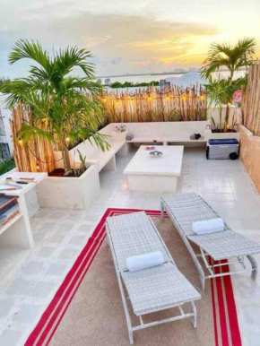 Rooftop penthouse 3 bedrooms, Sleeps 8!